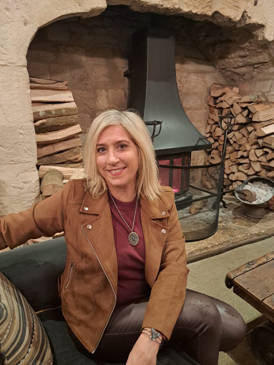 weyvalleyradio's tweet photo. Join @melmontagnon at  8am till 12pm #sundaymorning for a very chilled way to spend your Sunday. Online - ask your smart speakers (play Wey Valley Radio) and local on 101.1fm to Alton... 
Mel has quiz questions, music, karaoke duet, featured artist and love lyrics you lovelies https://t.co/UmwXNqLTvC
