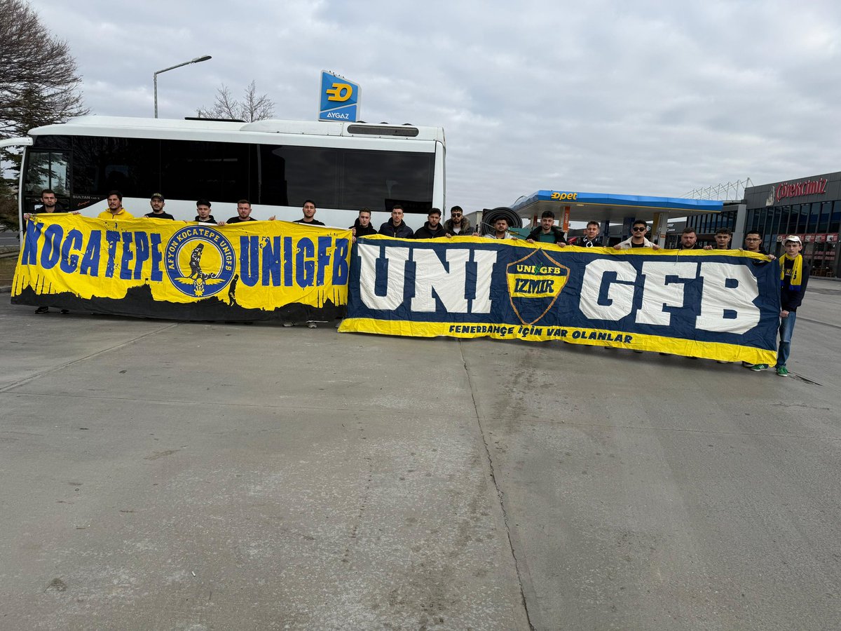 unigfbizmir's tweet photo. SEVMESİNİ BİLENE FENERBAHÇE HER YERDE! 

UNIGFB İzmir olarak Fenerbahçe Kadın Futbol Takımımızı desteklemek için Ankara yolundayız.   #UNIGFB https://t.co/kEnpxiLz2L