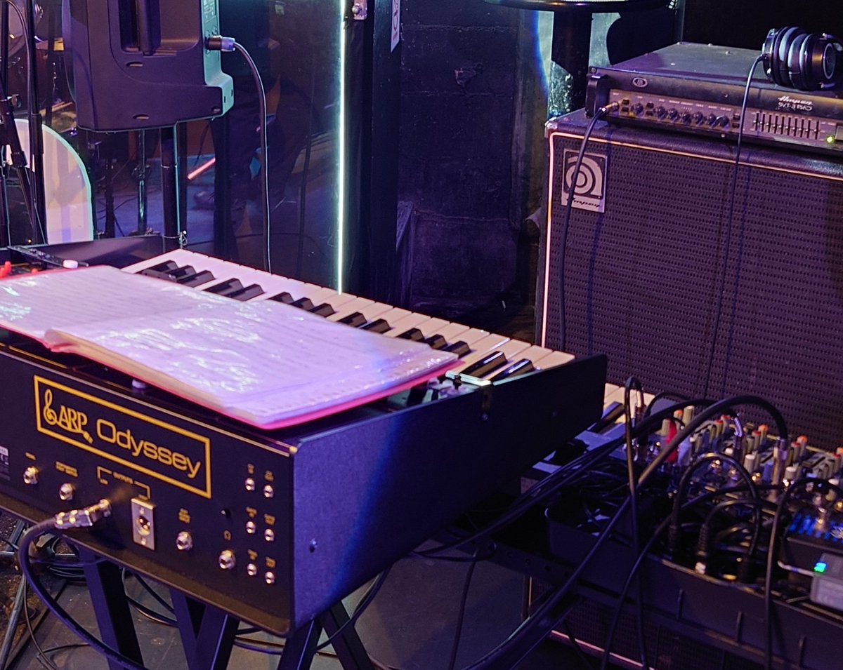 昨夜の #YMN 47th本番のMCで、KORG製OdysseyのFS鍵盤rev2入手のことと、2000−20のベースの特徴であるReleaseの短いベース音色のことを話し、音の長さの工夫にも関心を持ってもらえてよかったです😌

48thでは特定の曲のバージョン別ベースラインの特徴でも話すとしましょうか😄