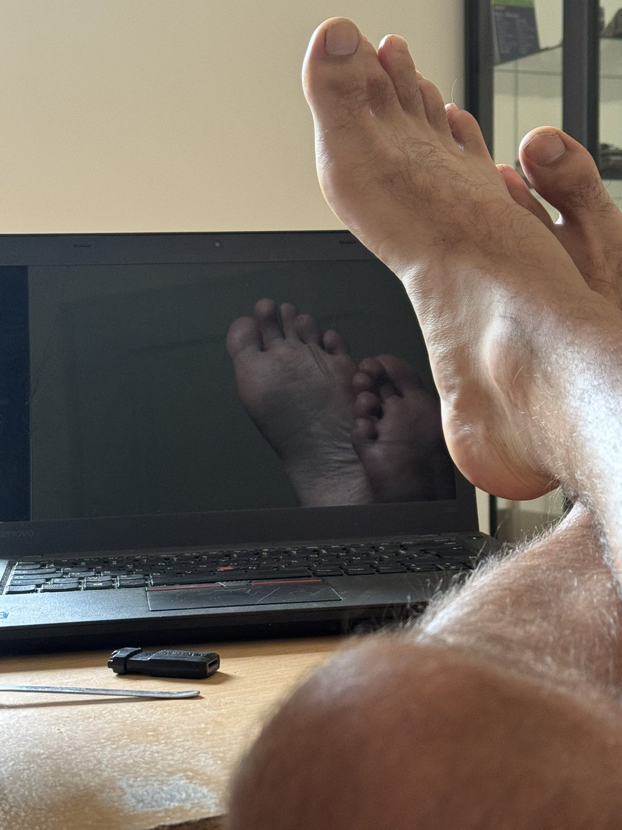gaysologne41's tweet photo. Vous kiffer les pieds ? 🦶 https://t.co/uYAxOxWmBE