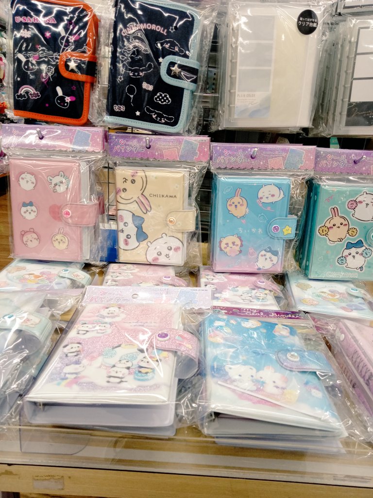 こんにちは、文真堂書店群馬町店です😉

シナモロールやちいかわなど、可愛いシール帳が入荷致しました✨

ボンボンシールや、ぷくぷくシールが大流行中ですので、お子様やお孫様へのプレゼントにも最適です🎄✨

この機会にぜひお買い求めください😊

#シール帳
#シール交換