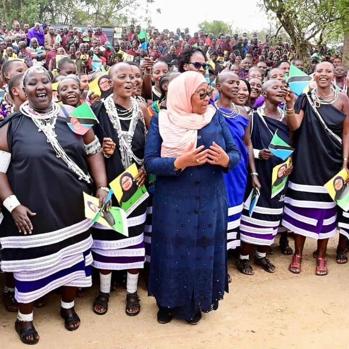 MamaSamia2025's tweet photo. Amani ni tunu tuilinde. Machafuko hayajawai kuwa na jawabu za changamoto za Taifa lolote ulimwenguni. Na mataifa yalioingia kwenye machafuko kwanjia ya kudai haki swali la kujiuliza izo haki wamezipata? 

Je maisha yao kabla na baada ya vurugu yapoje? Na nini wanakitamani kwa sasa?