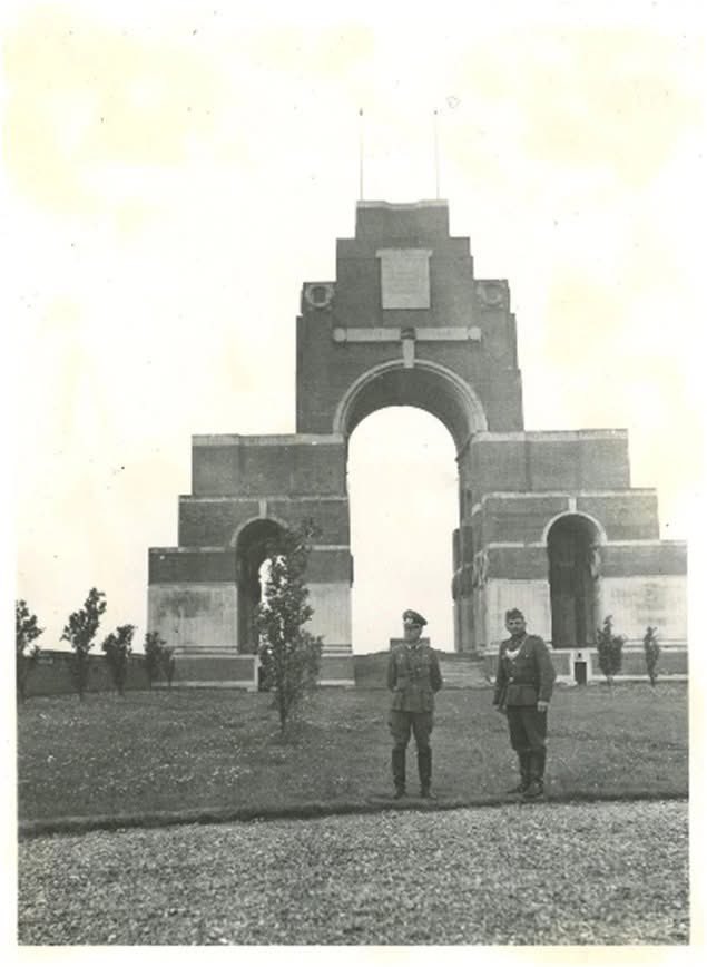 When 2 wars overlap…German soldiers at Thiepval having conquered France in 1940. #ww1 #ww2 #Somme