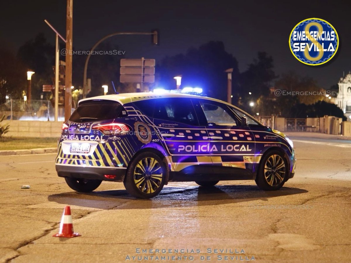 EmergenciasSev's tweet image. En la tarde de ayer, sobre las 20:15 h., efectivos de Policía Local y Bomberos acudían a un aviso para auxiliar a una mujer de 93 años tras sufrir una caída en su domicilio, en la zona norte de la capital .
Tras acceder al interior de la vivienda la encontraron caída en la cocina…