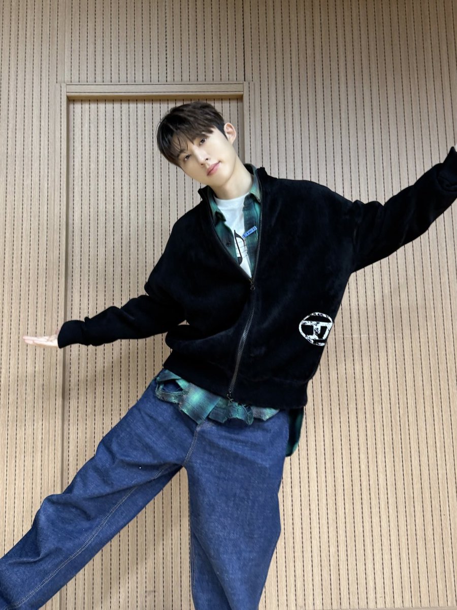 #bcut
오랜만에 만난 우리🆔들!
추운 날씨에도 만나러 와줘서 너무 고마워요❤️
연말이 다가오고 있는 시기에 이렇게 만날 수 있어서 너무 행복했고☺️, 덕분에 따뜻했어!
감기 조심하고 조심히 들어가🫂

#BI #비아이 #131LABEL