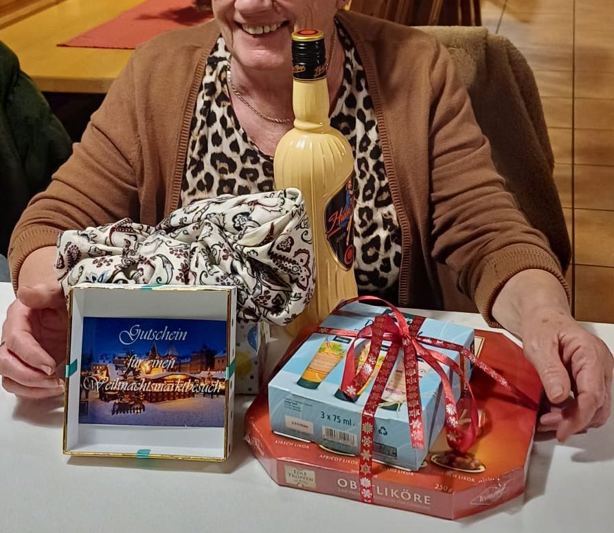 Meine Mutter hat zum 78. Geburtstag von mir einen Gutschein für einen Ausflug zu einem besonderen Christkindlmarkt bekommen. Sie darf 2 Freundinnen dazu einladen. Niemand kann sich vorstellen, was jetzt im Seniorentreff der AWO los ist. Kindergeburtstag ist ein Witz dagegen 🤣