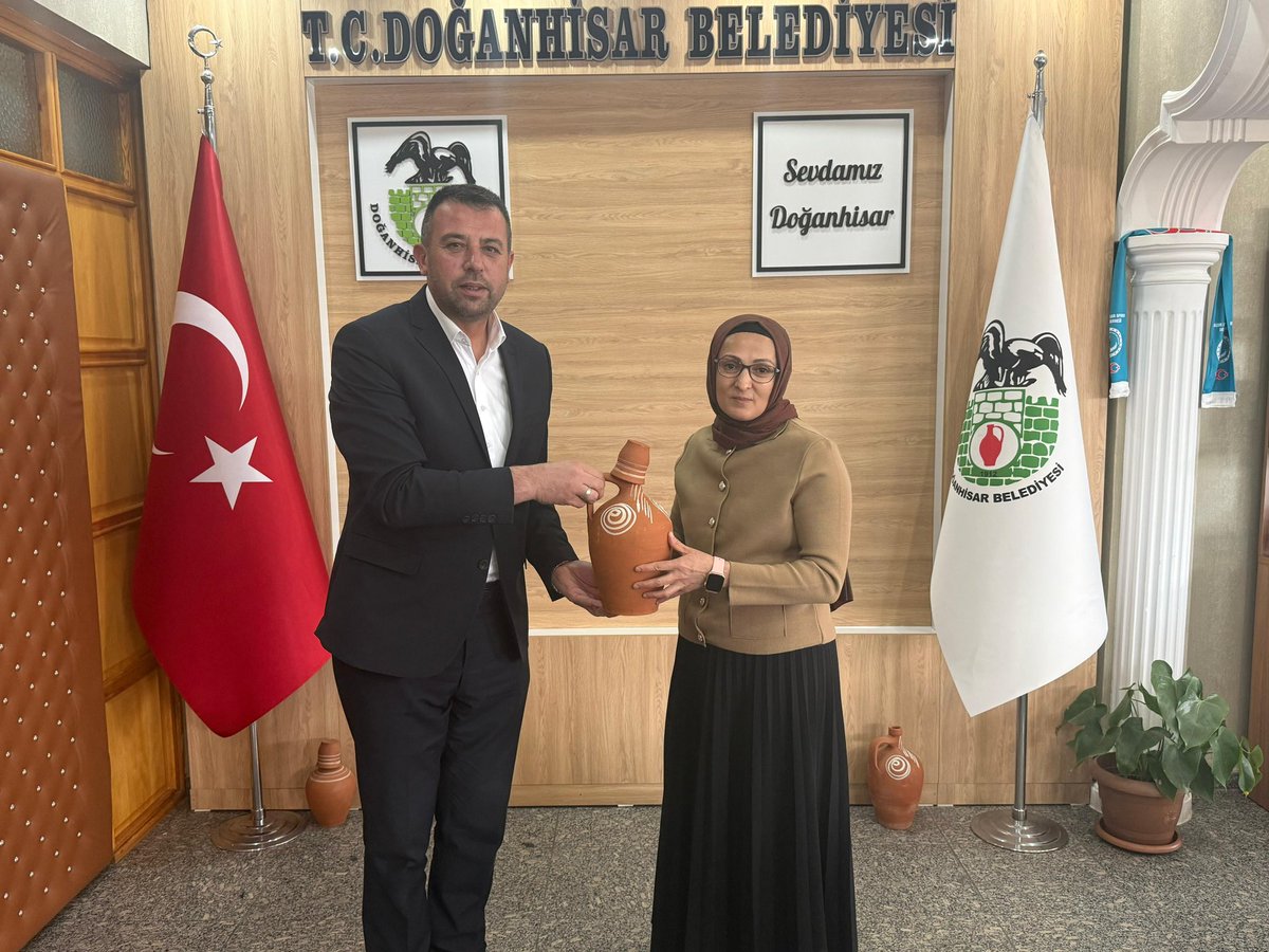 muzafferokten's tweet photo. AK Parti Kadın Kolları MKYK Üyemiz Aysel Demir, İl Kadın Kolları Başkanımız Özlem Yılmaz ve YK üyelerimizin; Belediye Başkanımız Ali Öztoklu’nun katılımıyla Kadın Kolları Mahalle Başkanları Toplantımızı gerçekleştirdik. Emek veren tüm teşkilatçı kadınlarımıza teşekkür ediyorum https://t.co/Eoy5x7KbfQ