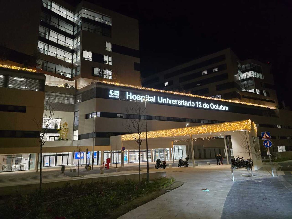 H12Octubre's tweet photo. 🎇 El #Hospital12deOctubre aprieta el botón de encendido de las luces de Navidad, con una bonita decoración de la fachada principal del Nuevo Hospital. 

🎄También en el interior de este edificio y del Centro de Actividades Ambulatorias. 

🎅 #FelizNavidad #somosdel12 https://t.co/KLMvgVIVBG