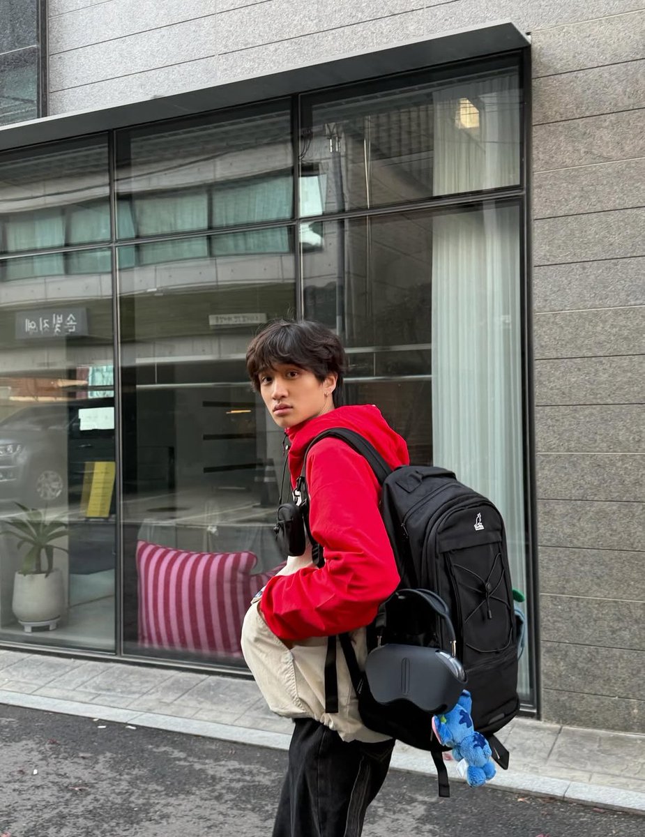 maybemy5th's tweet photo. 얘들아… 너넨 갑자기 너네 밴드맨이 캉골 가방 광고를 올리면 어떡할거야?… 근데 광고도 주민들이 준 선물이랑 자기 피지컬까지 뚠따뚠따 넣어서 찍었어 … https://t.co/mMVRb1ARlb