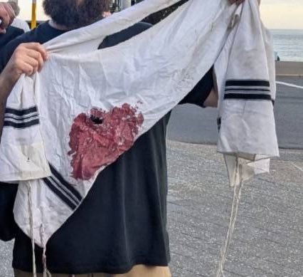 SachaRoytman's tweet image. Two shooters opened fire at a Chanukah celebration in Bondi Beach, Sydney—a neighborhood known for its vibrant Jewish community.

Around 2,000 people were gathered to celebrate the Festival of Lights, the most joyous holiday of the year.

The attackers inspired by Hamas’s October…