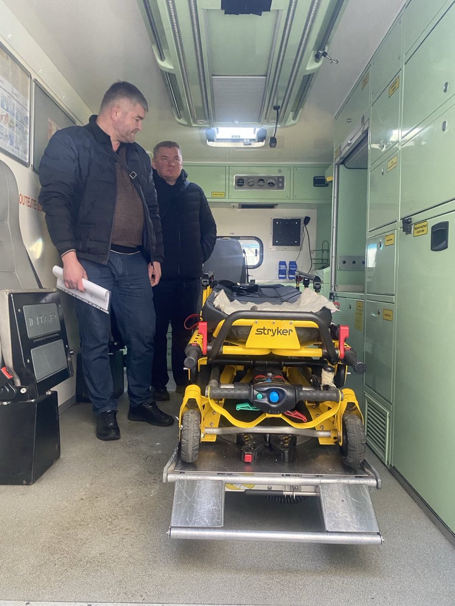 Do UA jsme začátkem prosince na letošní poslední misi dovezli sanitku od Magistrátu hl. města Prahy a dodávku Boxer, která s námi již odsloužila velkou část našich výjezdů. Nyní budou obě auta pomáhat přímo v UA.
Děkujeme moc <a href="/zzshmp/">ZZS HMP</a>  a <a href="/UdzenijaAlex/">Alexandra Udzenija</a> 
za poskytnutí sanitky!