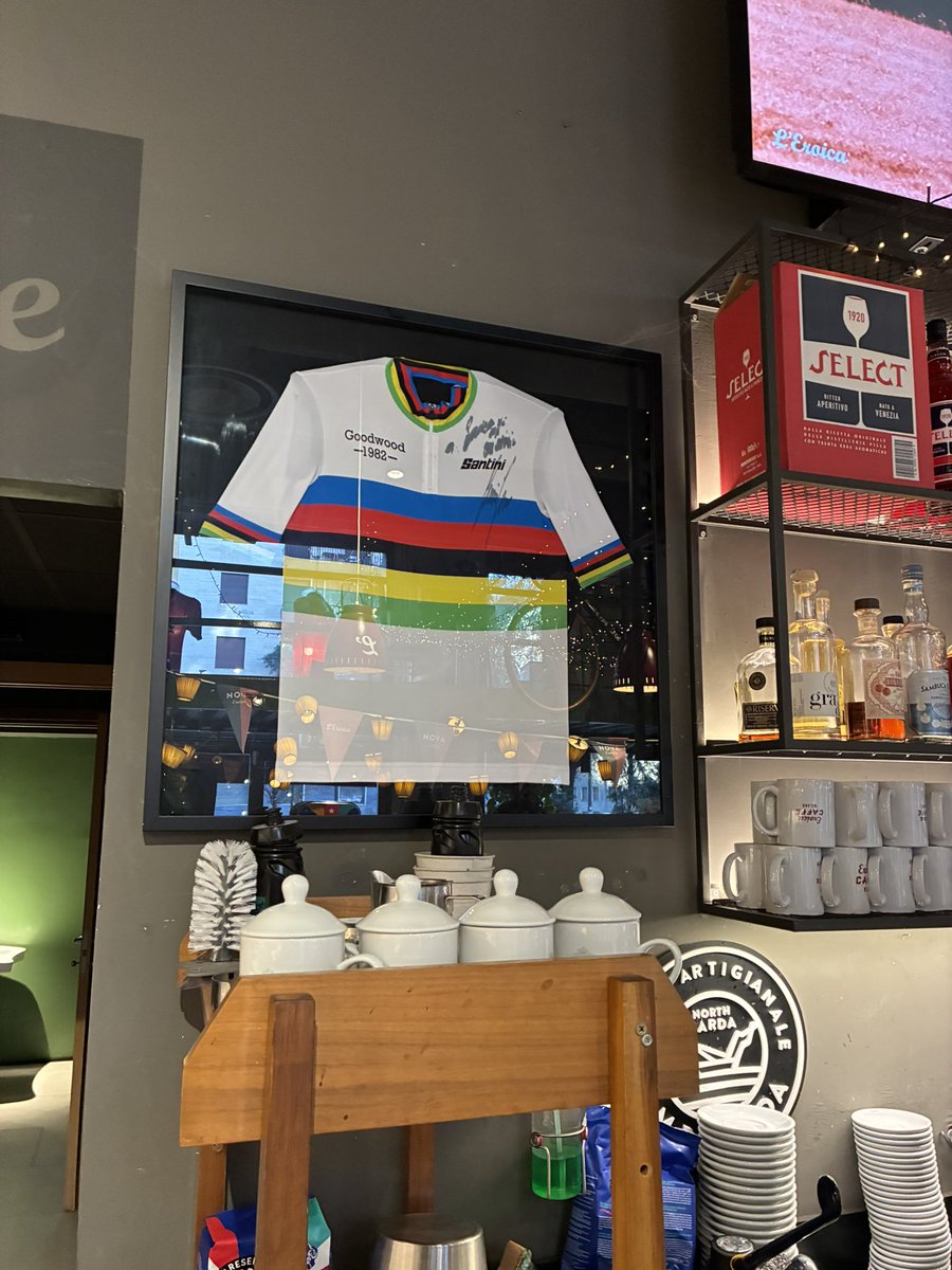 Looking for my morning coffee I came across the most amazing cycling themed cafe based on the L’Eroica vintage bike event held annually in Siena 🇮🇹🚲