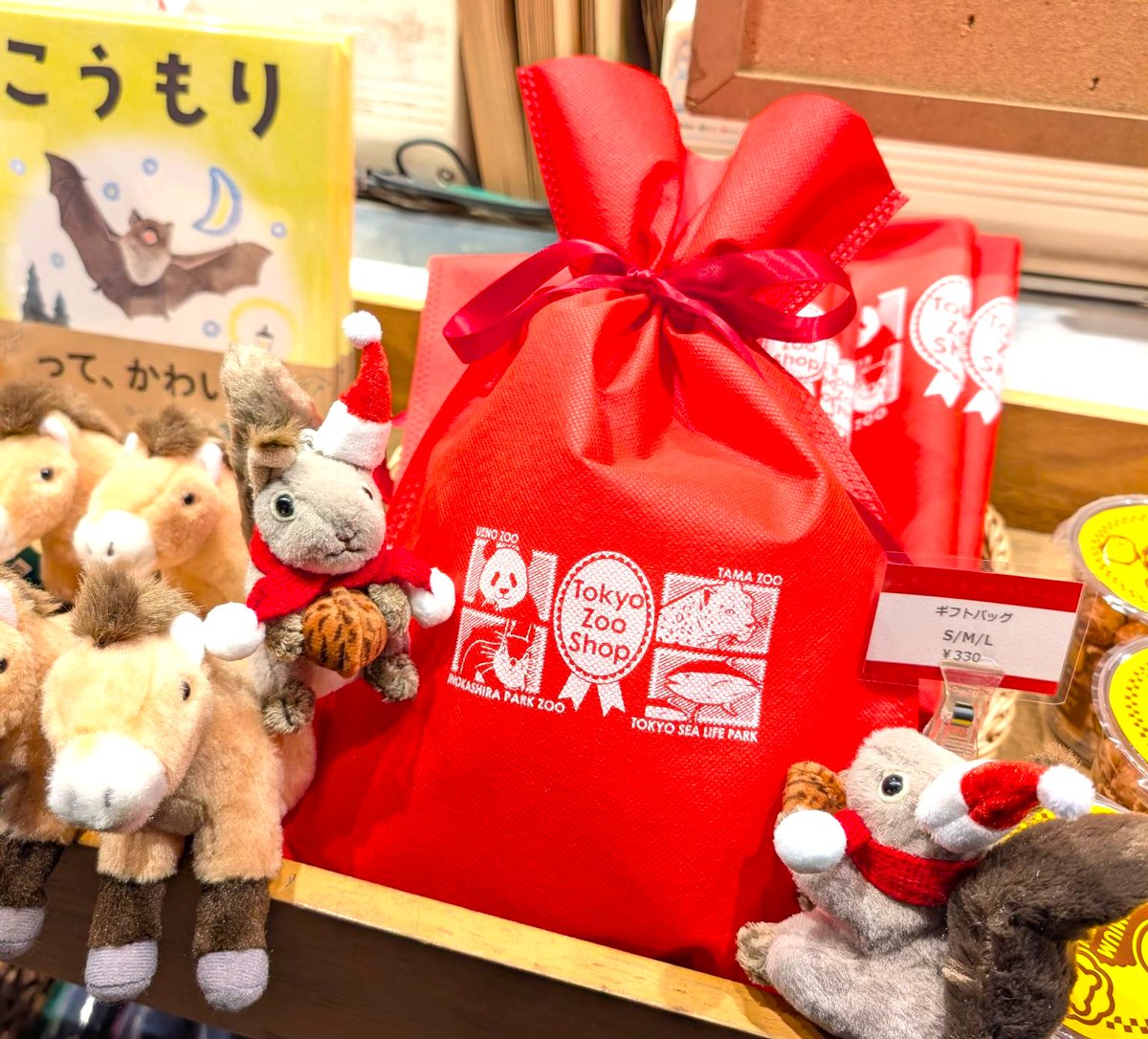 InokashiraZoo's tweet photo. 園内売店では、期間限定で通信販売「Tokyo Zoo Shop」専用ギフトバッグを販売してます。

ギフトバッグS/M/L　各330円(税込)
クリスマスプレゼントにおス��メです！

お立ち寄りの際はスタッフお手製クリスマスオーナメントも是非ご覧ください♪
※オーナメントは販売しておりません
#井の頭自然文化園 https://t.co/gFOL0YX84Z