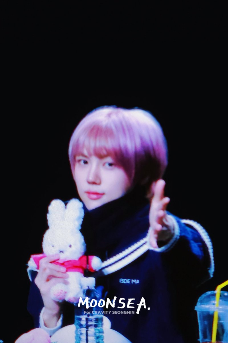 251214 사운드웨이브 PRE

Two rabbits in a row🩷🐰

#크래비티 #성민 #CRAVITY #SEONGMIN #ソンミン