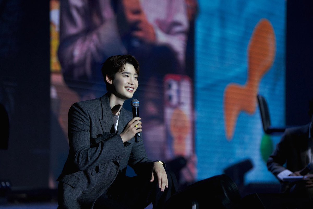 RainbowNewsent's tweet photo. With ชาวไทย สุดปลื้ม! “อีจงซอก” จากบทนักข่าวในซีรีส์ จุดประกายฝันเด็กมัธยม สู่การเป็นนักข่าวตัวจริง โมเมนต์แห่งแรงบันดาลใจกลายเป็นไวรัลชั่วข้ามคืน

#LEEJONGSUK_With_JustLikeThis #With_JustLikeThis_in_BKK #2025LEEJONGSUKinBKK
#이종석 #LEEJONGSUK #ACEFACTORY #ACCOMPANY #SOLEUENT

￼เชื่อว่าเป็นอีกหนึ่งค่ำคืนที่แฟน ๆ ชาวไทยจะไม่มีวันลืม กับงานแฟนมีตติ้งสุดอบอุ่นและใกล้ชิดของ “อีจงซอก” ซูเปอร์สตาร์จากเกาหลีใต้ ที่บินลัดฟ้ากลับมาเจอแฟน ๆ ไทยอีกครั้งในงาน “2025 LEE JONG SUK ASIA FANMEETING TOUR [With : Just Like This] in BANGKOK” โดยผู้จัด SOLE U ENTERTAIN เมื่อวันเสาร์ที่ 6ธันวาคม 2568 ณ TRUE ICON HALL, ICONSIAM ท่ามกลางเสียงกรี๊ดของเหล่า With (ชื่อแฟนคลับ) ที่แน่นเต็มฮอลล์ตั้งแต่ต้นจนจบ 
 
เปิดฉากความสุขด้วยเซอร์ไพรส์โชว์สเต็ปสุดมันส์ เรียกเสียงกรี๊ดกระหึ่มตั้งแต่วินาทีแรก ก่อนที่อีจงซอกจะกล่าวต้อนรับแฟน ๆ อย่างเป็นทางการ พร้อมเผยความรู้สึกว่า “แฟน ๆ ชาวไทยเป็นแฟนคลับที่มอบเสียงกรี๊ดให้ผมดังที่สุด” สร้างบรรยากาศอบอุ่นตั้งแต่ต้นจนจบ             
อีกหนึ่งช่วงไฮไลท์กับกิจกรรม “With JS” ที่เปิดโอกาสให้แฟน ๆ ทั้งทางออนไลน์และผู้ร่วมงาน ได้ร่วมแชร์โมเมนต์แห่งความทรงจำ โดยมีแฟนสาวชาวไทยเล่าเรื่องราวชีวิตในวัยเด็กที่เคยสับสนกับเส้นทางการศึกษา ก่อนจะได้รับแรงบันดาลใจจากซีรีส์เรื่อง “Pinocchio” จนนำไปสู่การตัดสินใจศึกษาต่อในคณะวารสารศาสตร์และสื่อสารมวลชน และก้าวสู่อาชีพ นักข่าว ในวันนี้ โมเมนต์ดังกล่าวกลายเป็นไวรัลบนโลกโซเชียล สร้างความตื้นตันใจให้ทั้งอีจงซอกและแฟน ๆ ไปพร้อมกัน 
ความสนุกยังดำเนินต่อในช่วง “JS Puzzle” กับการสุ่มผู้โชคดีรับของขวัญสุดพิเศษ รวมถึงกิจกรรม Dress Code “เป็ด” ที่แฟน ๆ ชาวไทยจัดเต็มอย่างสร้างสรรค์ ซึ่งเป็นกิจกรรมจากทัวร์ก่อนหน้า และในครั้งนี้อีจงซอกยังเลือก With ผู้โชคดีให้เป็นผู้กำหนด Dress Code ครั้งต่อไป นั่นคือ Dress Code “สีเขียว” เรียกเสียงฮือฮาไปทั่วฮอลล์ 
นอกจากนี้ยังมีเกมสุดสนุกมากมาย ไม่ว่าจะเป็นม้วนทิชชู่ เดาะลูกปิงปอง ถังโจรสลัด และโยนห่วง ที่แฟน ๆ ได้ร่วมเล่นกับอีจงซอกอย่างใกล้ชิด สร้างโมเมนต์ฟินที่ยากจะลืมเลือน             
ปิดท้ายค่ำคืนด้วยการถ่ายภาพร่วมกันเป็นที่ระลึก ก่อนที่อีจงซอกจะกล่าวขอบคุณแฟน ๆ ด้วยความซาบซึ้งว่า “ขอบคุณแฟน ๆ ที่มาวันนี้ครับ วันนี้เป็นงานแฟนมีตติ้งที่พิเศษมากสำหรับผม และเป็นวันที่ผมจะไม่มีวันลืมไปตลอดชีวิตครับ” พร้อมโชว์พิเศษส่งท้ายอย่างงดงาม ปิดจบงานแฟนมีตติ้งครั้งนี้อย่างประทับใจ
 
สามารถติดตามรายละเอียดเพิ่มเติมได้ทาง Sole U Entertain
Facebook : https://t.co/ELGxo25XMN
Instagram : https://t.co/eA38T1XCoG
Tiktok : https://t.co/wW9fvLcKfI
X : https://t.co/vHGXPhV6M1