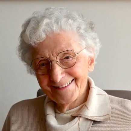 "J'ai un âge avancé, dit-elle, mais je ne suis pas vieille!" C'est vrai. Dans ses yeux, la révolte sans âge de celle qui,autrichienne et juive, fuit en 1938 son pays où elle résistait déjà, reprit la lutte en France, s'évada de prison... Une jeune de 104 ans. Mélanie Berger-Volle