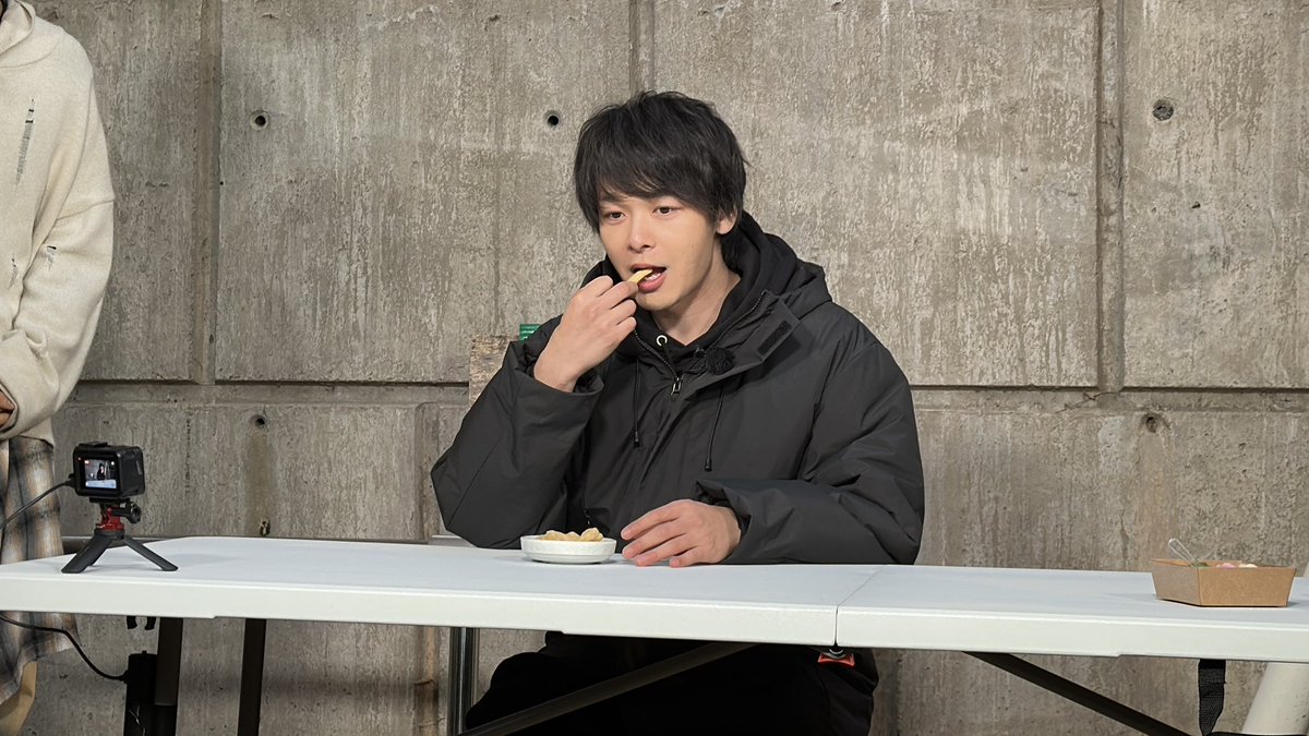 𝘰𝘧𝘧 𝘴𝘩𝘰𝘵 📷⸝⋆ 》 #ナゼドリ 撮影中の 差し入れを頬張る