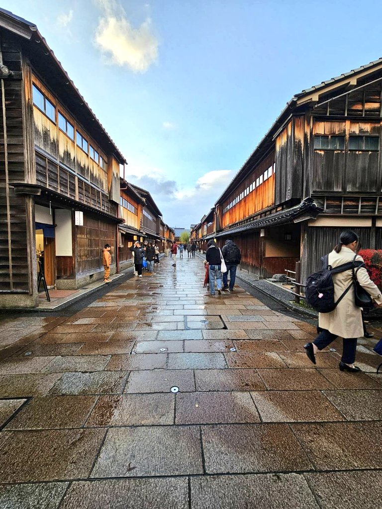 Astra1138's tweet photo. 毎年恒例の家族誕生日旅行
​松任谷由実さんの金沢ライブの日が誕生日と判明
旅行先を変更して急遽チケットを手配
​4日間、石川県金沢市にお世話になります

のどぐろ釜飯 3.850円
食べ方は、ひつまぶし風です
(そのまま、イクラ乗せ、お茶漬け)
茶屋で一休み https://t.co/OahDYov3wI