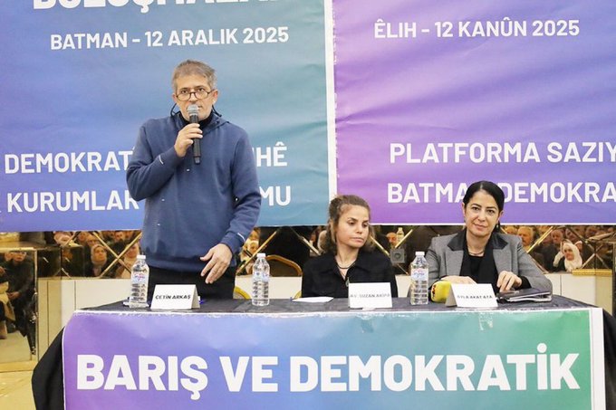 volkan_giritli's tweet photo. 📌Aşağıdaki görselde konuşan kişi 1991 yılında Bakırköy'de bir mağazaya molotof kokteylli saldırı düzenleyip 2'si bebek 11 vatandaşımızın yanarak katledilmesinin faili olan PKK'lı Çetin Arkaş.
Bu PKK'lı birkaç ay önce sağlık sorunları nedeniyle tahliye edilmişti, sağlığı baya iyi ki panellere konuşmacı olarak katılıyor.