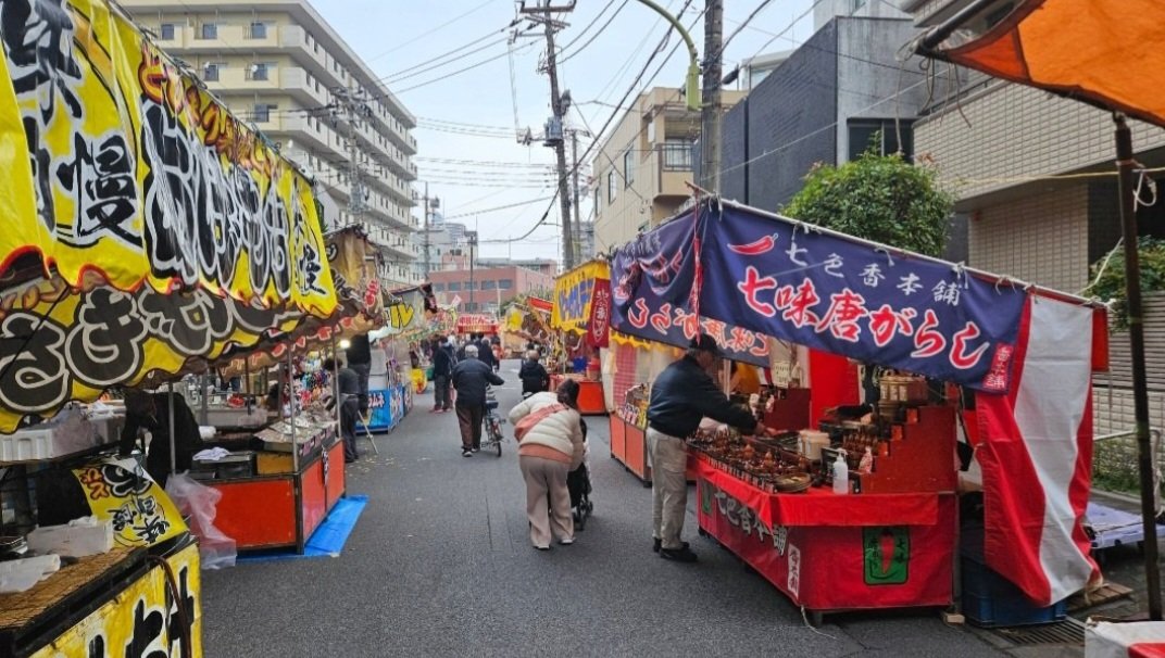 mamo0526's tweet photo. #拡散希望
明日12月15日
埼玉県川口市
川口神社おかめ市に出店いたします🌶️
出店場所は境内と神社横の道路の2店舗
営業時間は13時頃～20時30分までとなります。
販売は
七色蕃椒堂 店主さん
ベテランお手伝いさん
私 
妻で販売致します🎵
ご来店お待ちしております😊
#川口神社
#おかめ市 https://t.co/Ql0AGejBLF