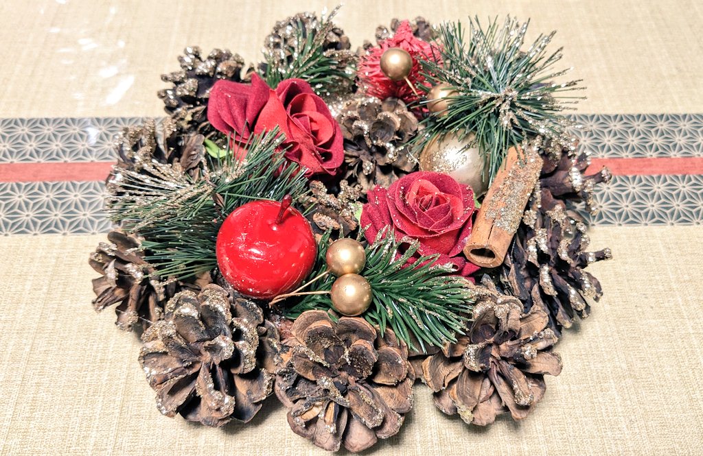 ずっと気になっていた裂け目さん(<a href="/sakemebooks/">裂け目</a>)に伺いました！　ZINEがたくさん置いてあったのと、出身地(ものすごい田舎)のずいぶん昔の希少な自費出版本が置いてあったのとに驚きました！
欲しかった本を4冊買わせていただき大満足😊
大満足ついでに帰りに寄り道で素敵なクリスマスリースも購入🍎✨