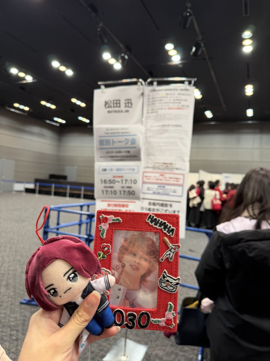 hachi__ini's tweet photo. 私:私ってなんのポケモンに似てるかなぁー？

じん:えーなんだろうなぁあ？💭

↑首こてんって傾けながら体感5秒間見つめられる😇😇😇😇😇😇😇😇

推しに真剣に見つめられるのでオススメです。👼
※ちなみにハリマロンでしたwwww

#INIオフライン
#INIオフラインレポ
#松田迅 https://t.co/JR3NZmWzle