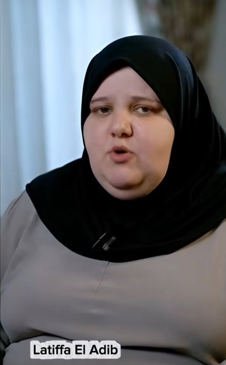 aisha_____Khan's tweet image. Mød Latiffa. Hun siger, at hun bærer tørklæde på sit hoved fordi hun frygter at blive gjort til et sexobjekt hvis hendes skønhed vises. Derfor skjuler hun sin skønhed med et tørklæde, så mænd ikke kommer rendende efter hende og seksualiserer hende.

Islam har gjort hende psykisk…