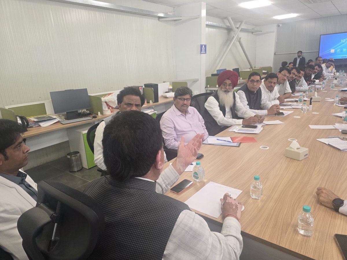 iffco_maha's tweet photo. देशभरातील सर्व इफ्को राज्य विपणन व्यवस्थापकांसोबत @Dileep_Sanghani बैठक केली.
इफ्कोला विकास आणि यशाच्या नवीन उंचीवर नेण्यासाठी सर्वांकडून सूचना मागवण्यात आल्या.
शेतकऱ्यांना चांगल्या सेवा, प्रभावी विपणन आणि सहकारी संस्थांना बळकटी देण्यासाठी सामायिक धोरणावर अर्थपूर्ण चर्चा झाली. https://t.co/KE9Jg8eFnp