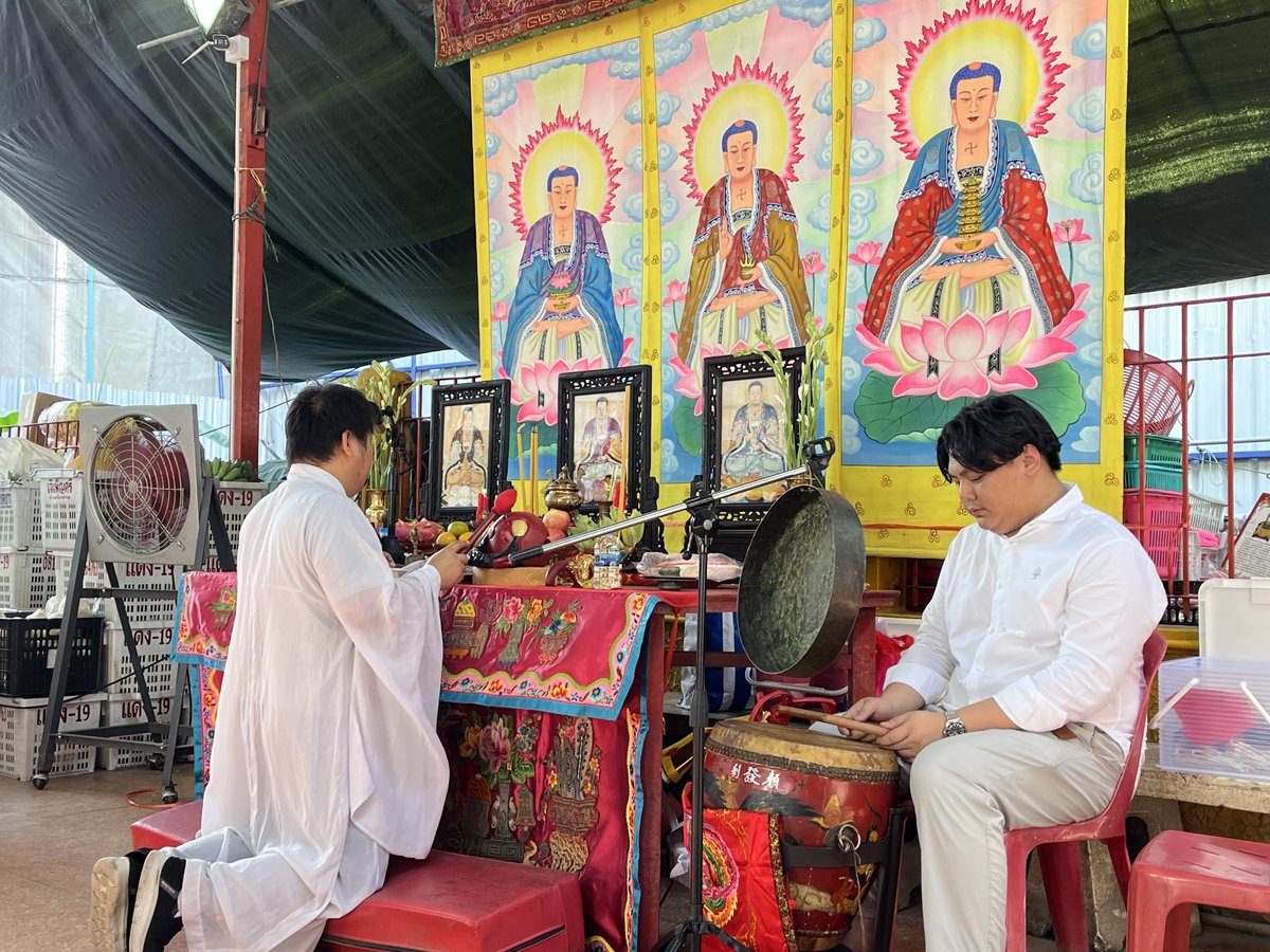 บรรยากาศภายในงานเป็นไปอย่างอบอุ่น เรียบง่าย และเปี่ยมด้วยการมีส่วนร่วมของชุมชน

ทั้งนี้ ศาลเจ้าแม่ทับทิมฯ ได้จัดเตรียมอาหารและเครื่องดื่ม แจกจ่ายเป็นอาหารกลางวันแก่ผู้เข้าร่วมพิธี นิสิต และประชาชนในพื้นที่ใกล้เคียง ในฐานะพื้นที่ศรัทธาและศูนย์รวมของชุมชนสะพานเหลือง-สามย่าน