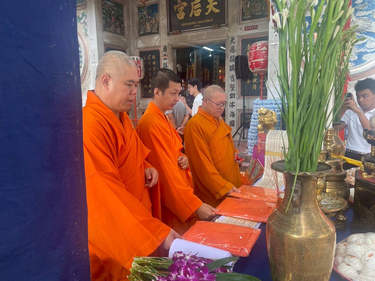 ภายในพิธี เพ็ญประภา พลอยสีสวย ผู้ดูแลศาลเจ้าแม่ทับทิมสะพานเหลือง พร้อมด้วยคณะกรรมการศาลเจ้าฯ และตัวแทนนิสิตจุฬาลงกรณ์มหาวิทยาลัย ร่วมประกอบพิธีทางศาสนา โดยมีพระสงฆ์อนัมนิกายสวดพระพุทธมนต์ อุทิศถวายดวงพระวิญญาณ และถวายภัตตาหารแด่พระภิกษุสงฆ์ เพื่อเป็นพระราชกุศล