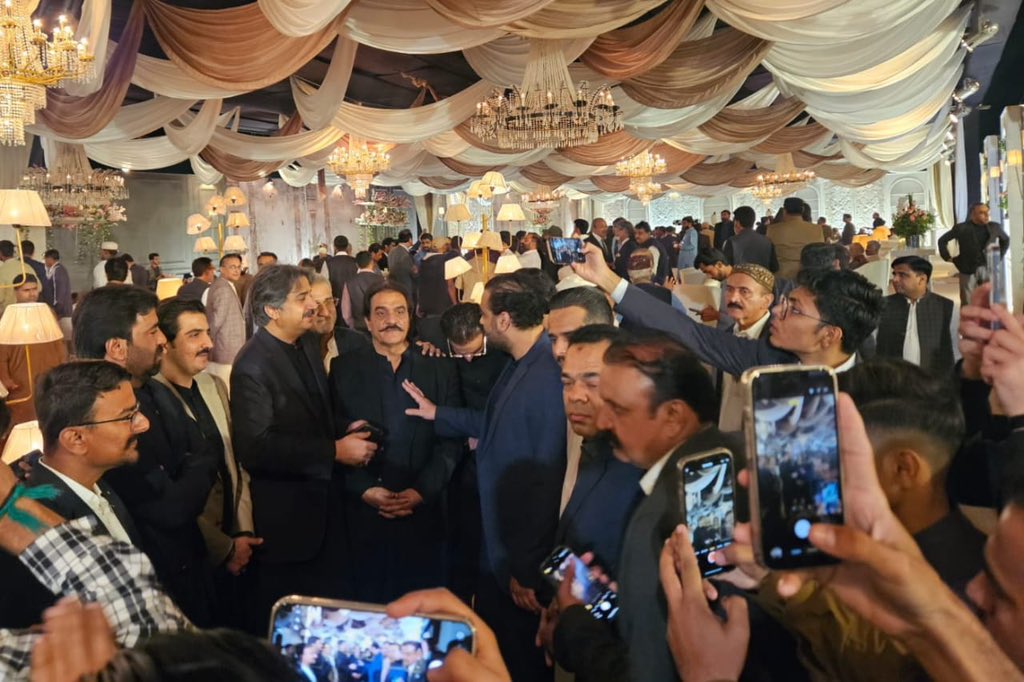 awais_shah01's tweet photo. کراچی: سابق صوبائي وزير منظور حسين وسان کے بیٹے ایم پی اے بیرسٹر ہالار وسان کی شادی کی تقریب میں شرکت کی۔ https://t.co/x4pGQEzSHk