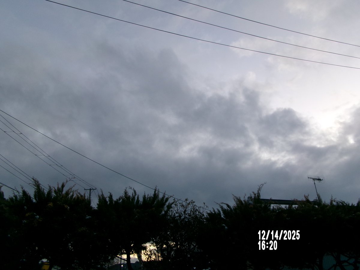 12/14日（日）。今夕、この辺りの空もよう〜🌥️💨➰🧐。2