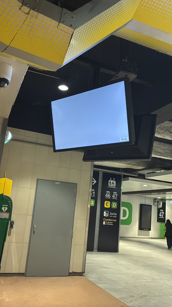 classedeouf's tweet photo. @RERC_SNCF wsh c’est quelle blague aucun affichage en gare aucune indication tous les écran sont comme   Ça dans toutes les gares comment tu fais quand t’es dans une gare comme juvisy https://t.co/xovqc2Z0Tv