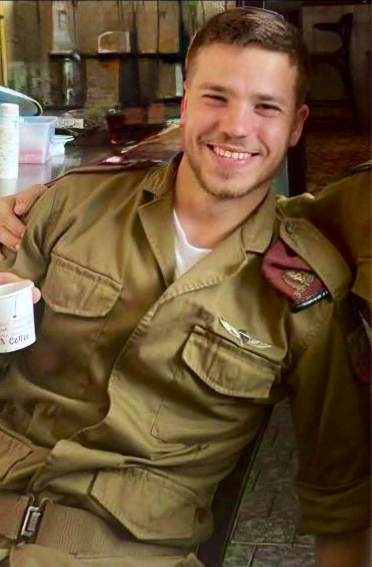 כמה אני אוהבת את המשפחה המדהימה והמיוחדת הזו- וכתבתי בשנה שעברה לאיציק ששמונה שנים לא הדלקתי נרות חנוכה כי בנר ראשון ראיתי את אבא בפעם האחרונה ובבת אחת חנוכה הפך מחג אהוב לחג כאוב-אבל כשראיתי שמש׳ בונצל מדליקה נרות החלטתי להדליק יחד איתם 🙏 עמית בונצל הי״ד #זוכרים_את_הגיבורים