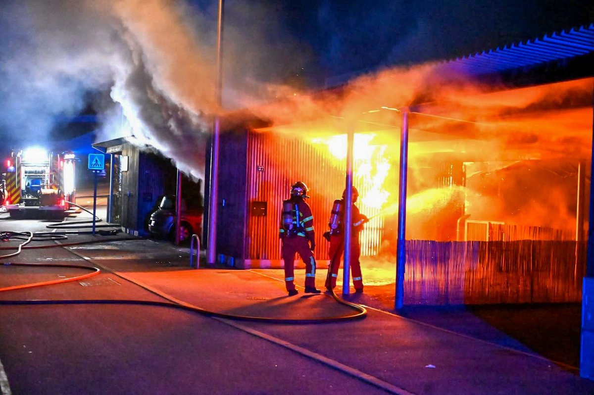 Sdis_87's tweet photo. 🚨#intervention : vers 2H30 cette nuit, les habitants d'un quartier de #Limoges Landouge ont appelé les sapeurs #pompiers pour un incendie 🔥 dans un box de stockage. https://t.co/8x1v0966Op