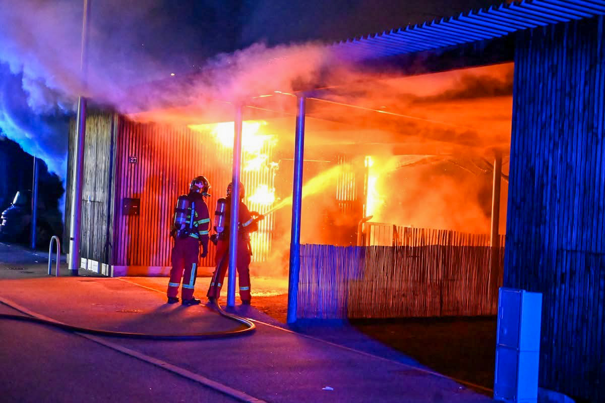 Sdis_87's tweet photo. 🚨#intervention : vers 2H30 cette nuit, les habitants d'un quartier de #Limoges Landouge ont appelé les sapeurs #pompiers pour un incendie 🔥 dans un box de stockage. https://t.co/8x1v0966Op