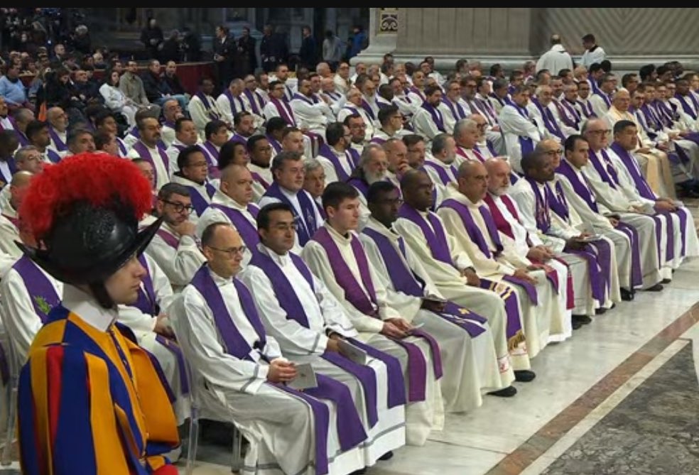 En el domingo que celebramos la alegría del #Adviento, el #Papa preside la Misa del #JubileodelosPresos
Participan personas que cumplen condenas y que han conseguido permisos especiales junto a los capellanes penitenciarios, voluntarios y funcionarios de prisiones.
#Vaticano