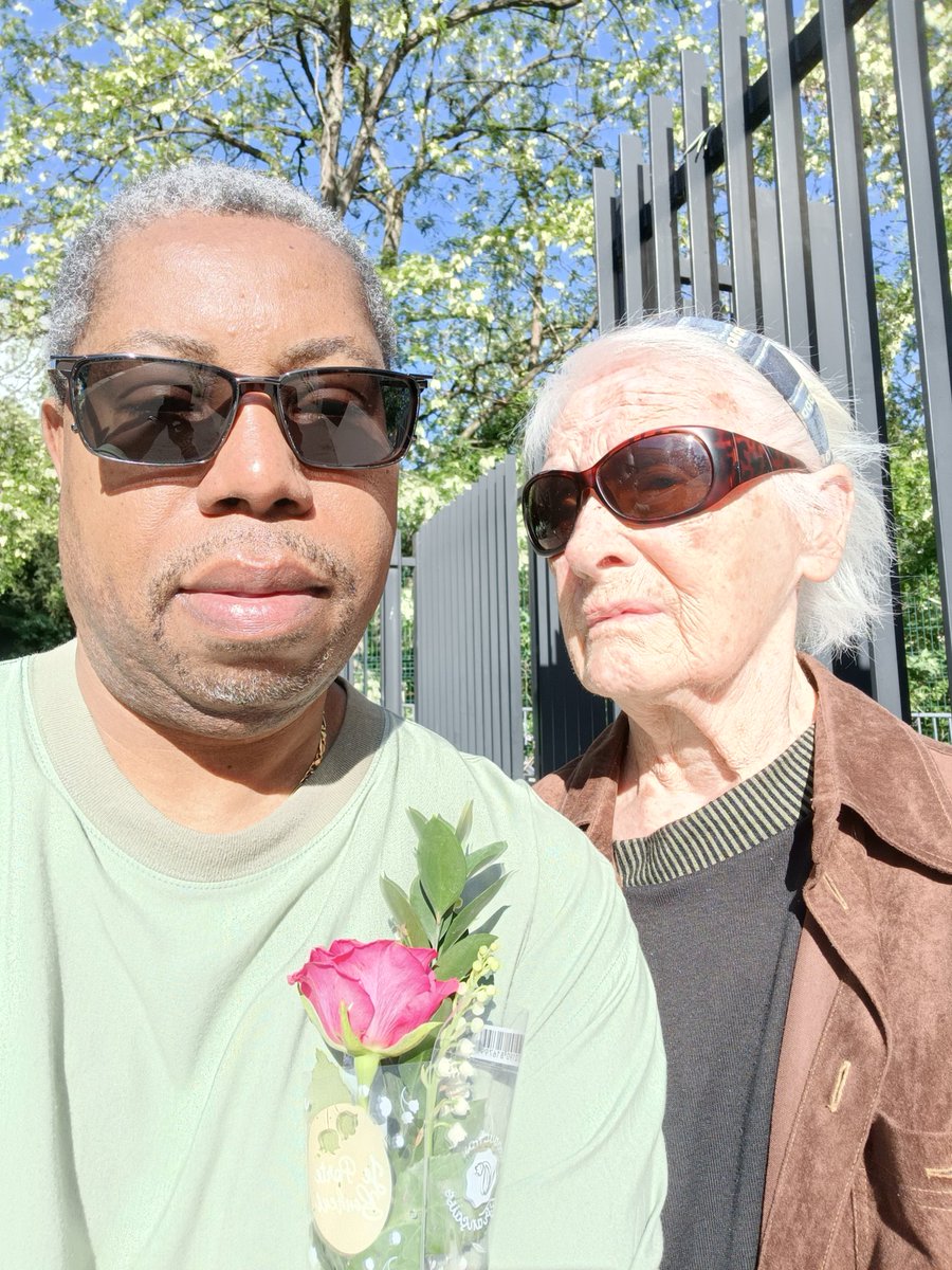 Bonjour les amis, les fans, nous vous envoyons de l' amour, du bonheur et du soleil ! We like you 🫶🏼