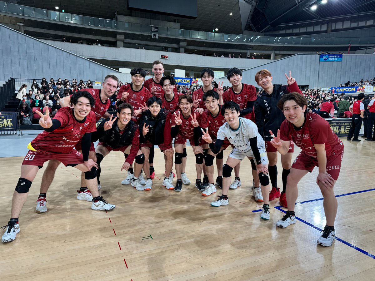 voreas_official's tweet photo. 📢ヴォレアス北海道 #天皇杯皇后杯バレー で
昨年天皇杯覇者&SVリーグ王者
サントリーサンバーズ大阪に3-1で勝利し、準決勝進出！！🏆🎉

沢山のご声援ありがとうございました！
準決勝は来週12月20日(土)🏐
引き続き熱い応援をよろしくお願いいたします！✨

/／
📢そして12月27日(土),28日(日)は
札幌・北海きたえーるにて
ヴォレアス北海道・年末最後のホームゲーム！🐺🏐
\＼

新加入の外国籍プレーヤーも加わり、
攻撃力と破壊力が増した布陣で躍動する東レアローズ静岡と激突！🔥

最高の勢いに乗るヴォレアス北海道の熱い戦いを
ぜひ会場で！間近で！体感してみてください！🏐✨

年末最後の特別な週末を！✨
北海きたえーるでお会いしましょう！！🐺

◤12月27日(土),28日(日) 4thホームゲーム◢
🆚東レアローズ静岡
📍北海きたえーる

🔻イベント&チケット情報はこちらから
https://t.co/C6EM6QpVo7

#ヴォレアス北海道 #研イダ牙剥ク #旭川 #札幌 #バレーボール #VOREAS #大同生命SVリーグ