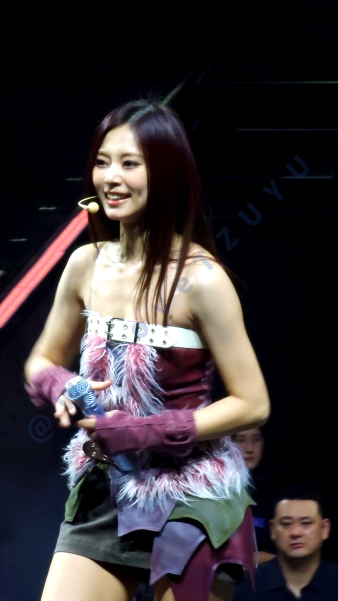 251213 YES or ? #TWICE_THISISFOR_WORLD_TOUR_IN_BANGKOK D1 #TZUYU