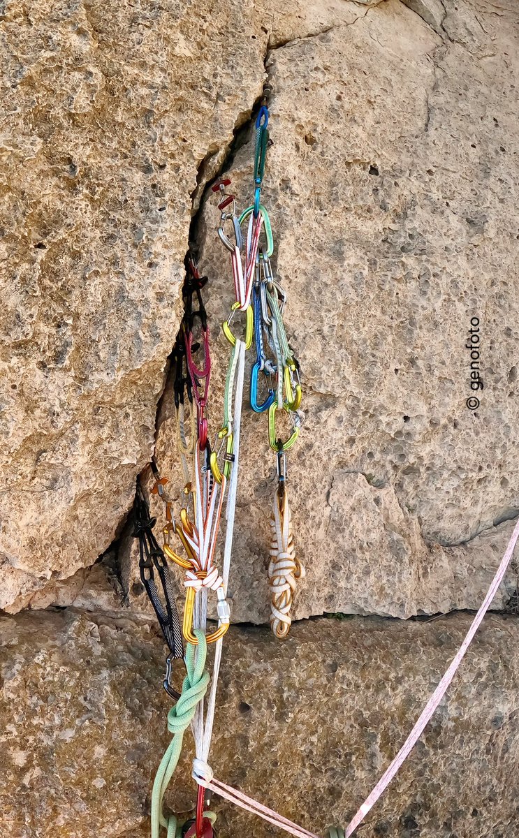 10 dies.
Demà celebraré els 57 anys amb una nova vía acabada “lo haiku èbri”.

10 days.
Tomorrow i will turn 57 with a new line opened “drunk haiku”.

#soloaidclimbing #portaledge