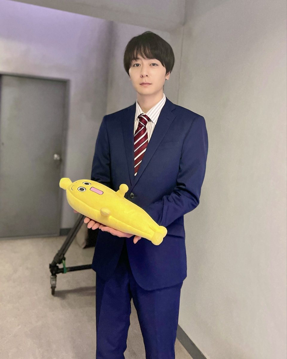 tx_drama9's tweet photo. ◤◢◤📢#ドラマコーチ 蔵出し𝕠𝕗𝕗 𝕤𝕙𝕠𝕥📁
　　　 🚨最終話  絶賛配信中🚨 ◢◤◢

未公開オフショットを惜しみなくお届け📸

第𝟐話撮影中の所（#犬飼貴丈 ）
ナナナの扱い方を模索中💭
の絶妙な2ショット🍌

❯❯ぜひTVerでもう一度🫡✨
📎https://t.co/977Cu4rnCj
🎞️ダイジェストも公開中🎞️ https://t.co/aeIwxb7vyg