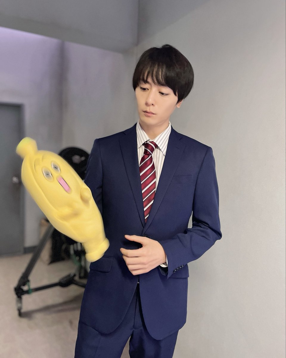 tx_drama9's tweet photo. ◤◢◤📢#ドラマコーチ 蔵出し𝕠𝕗𝕗 𝕤𝕙𝕠𝕥📁
　　　 🚨最終話  絶賛配信中🚨 ◢◤◢

未公開オフショットを惜しみなくお届け📸

第𝟐話撮影中の所（#犬飼貴丈 ）
ナナナの扱い方を模索中💭
の絶妙な2ショット🍌

❯❯ぜひTVerでもう一度🫡✨
📎https://t.co/977Cu4rnCj
🎞️ダイジェストも公開中🎞️ https://t.co/aeIwxb7vyg
