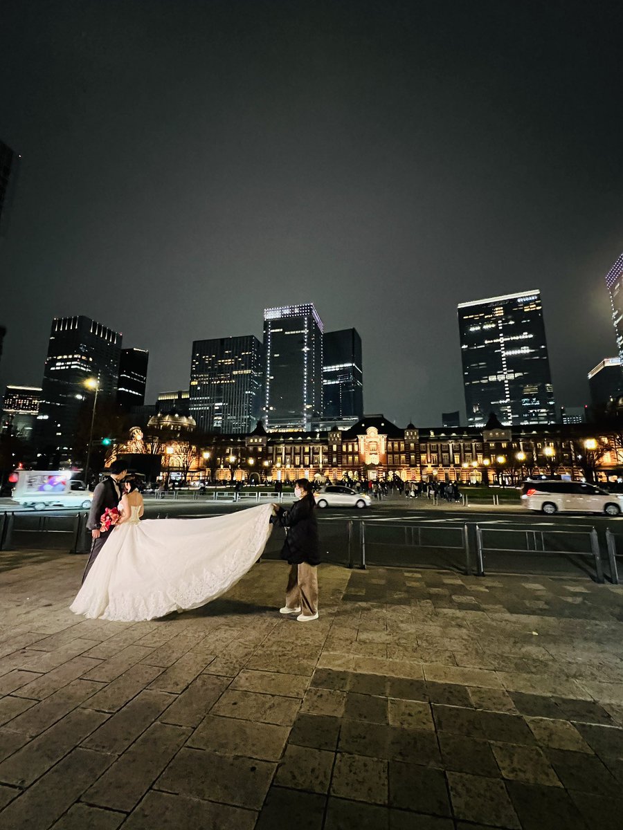 Caminando frente a la Estación de Tokio me encontré con varias parejas tomando fotos de boda.
Hacía un frío brutal, pero ellos sonreían como si nada.
Tokio, romántico incluso en invierno 🏙️💍✨
#Tokyo
#TokyoStation
#Japan
#Japon
#BodasJaponesas
#FotografiaCallejeras
#Japanistic