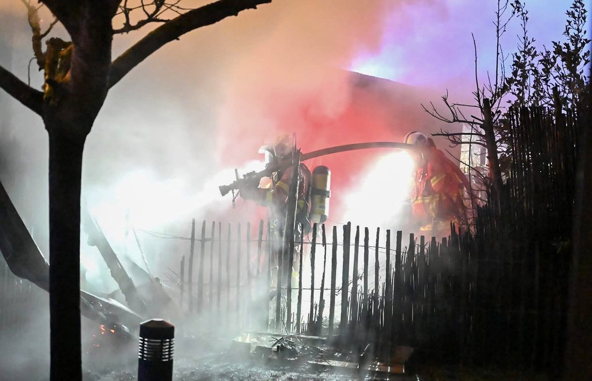 Sdis_87's tweet photo. Ce bâtiment contigu à une rangée de logements a nécessité l'envoi de 2️⃣ #fourgons #incendie 🚒, d'1️⃣ moyen aérien et d'un chef de groupe.
2️⃣ lances 💦 de plain pied ont été établies pour circonscrire le sinistre qui n'a fait aucune victime.
📸 S.Lariviere SDIS87 https://t.co/8xWNyJ8NMJ