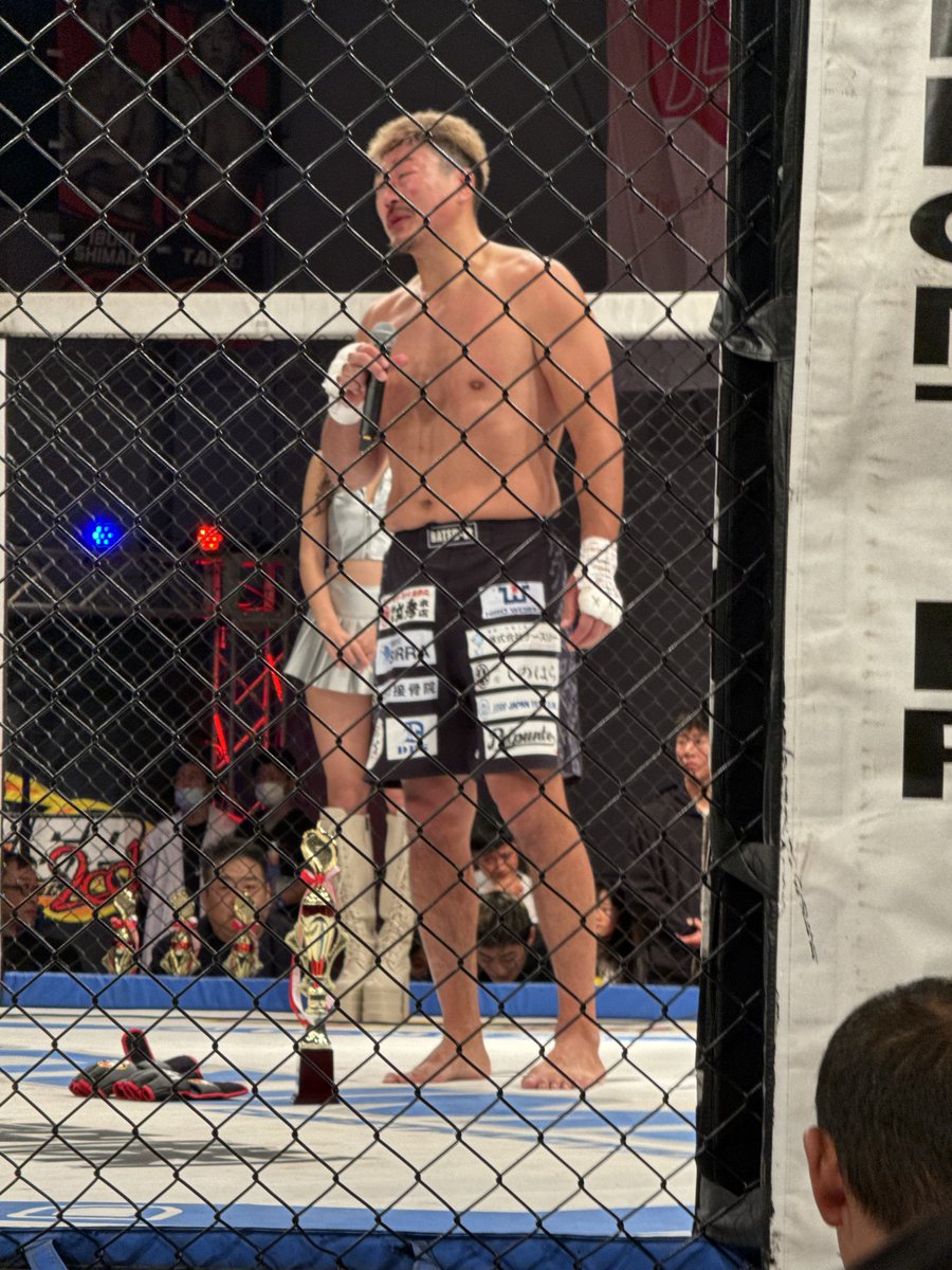 Aロックで一般勝ちの水野竜也マイク！！！

今日をもちまして格闘技を引退します‼︎。
紆余曲折あった格闘技人生でしたが、本当に格闘技を続けて良かったと今日応援してくれるみんなの顔を見て思います‼︎。
色々あったけど、ベルトも獲れて格闘技に一遍の悔いもありません‼︎。
#DEEP129 #DEEP1214
