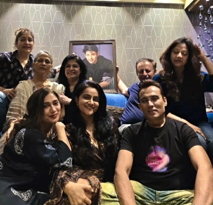 Who says, he is not here!!!
We wished to see #RitaMaa on his birthday. 
And he somehow made it happen.
Kaash uss photo se bhi bahar aa jaate yaar...
#SidharthShukla vibes❤️🌈
Bless you all✨

#HBDSidharthShukla 
HBD KING SIDHARTH 
#SidHearts