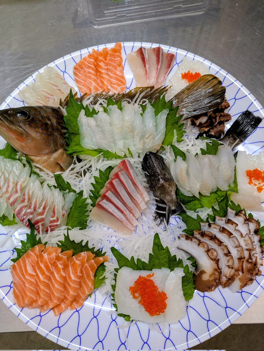 ryooken5ossan's tweet photo. 毎日よー風が吹きますな〜😵建網漁でれまテンが、船のイケマにおった魚で【折古の浜刺身盛合せセット】カンセイ〜スYo〜😉👌
#因島　#折古の浜　#刺身盛合せ https://t.co/UhISfYIg8m