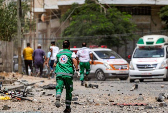 #Gaza Los ataques aéreos y de artillería israelíes afectaron varias zonas de Gaza tras un mortal ataque con drones contra un vehículo civil, mientras fuertes tormentas agravaban la crisis humanitaria que enfrentan los palestinos desplazados.