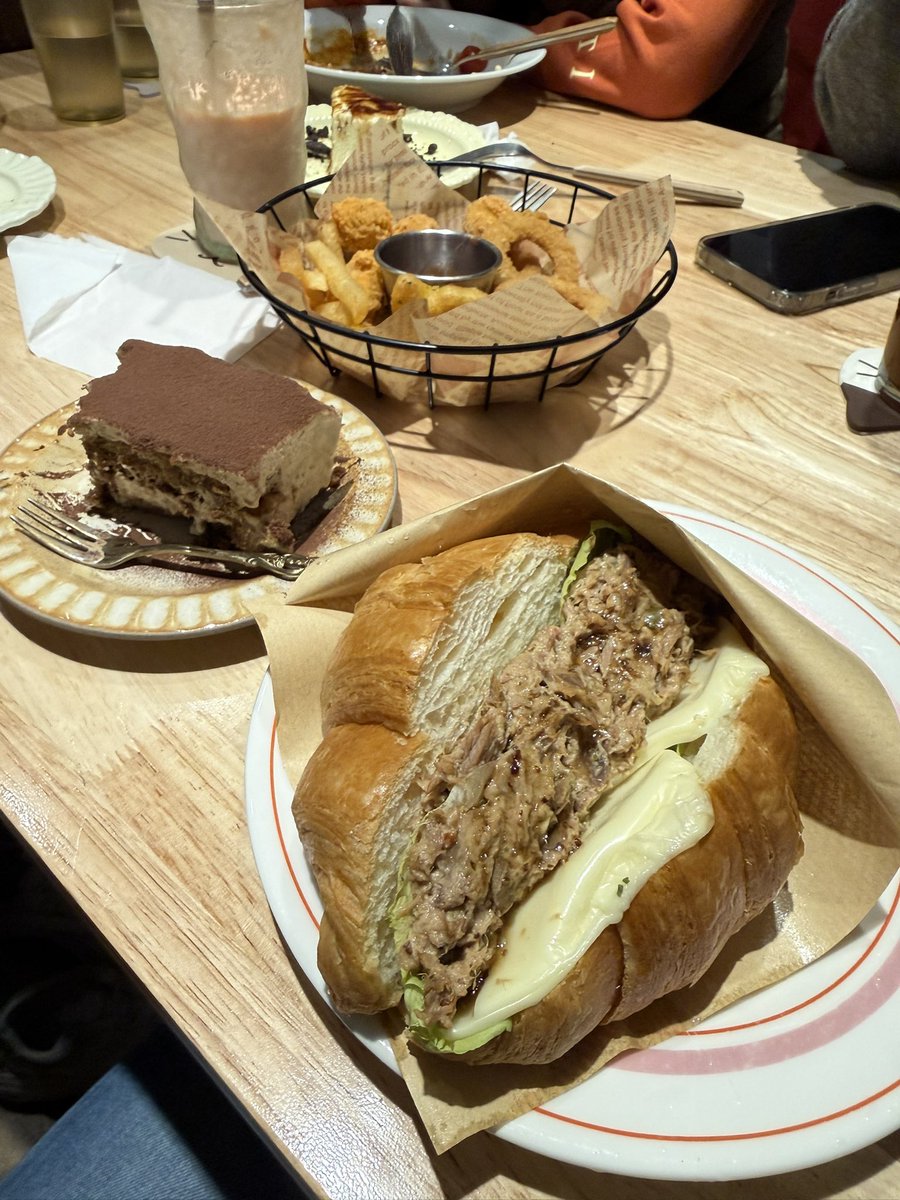 招財咖啡，吃食為輔撩貓為主